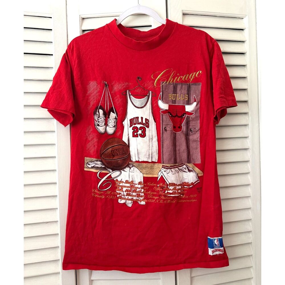 Vintage 90s Nutmeg Chicago Bulls T Shirt Jordan 23 Locker Room Red USA Size L